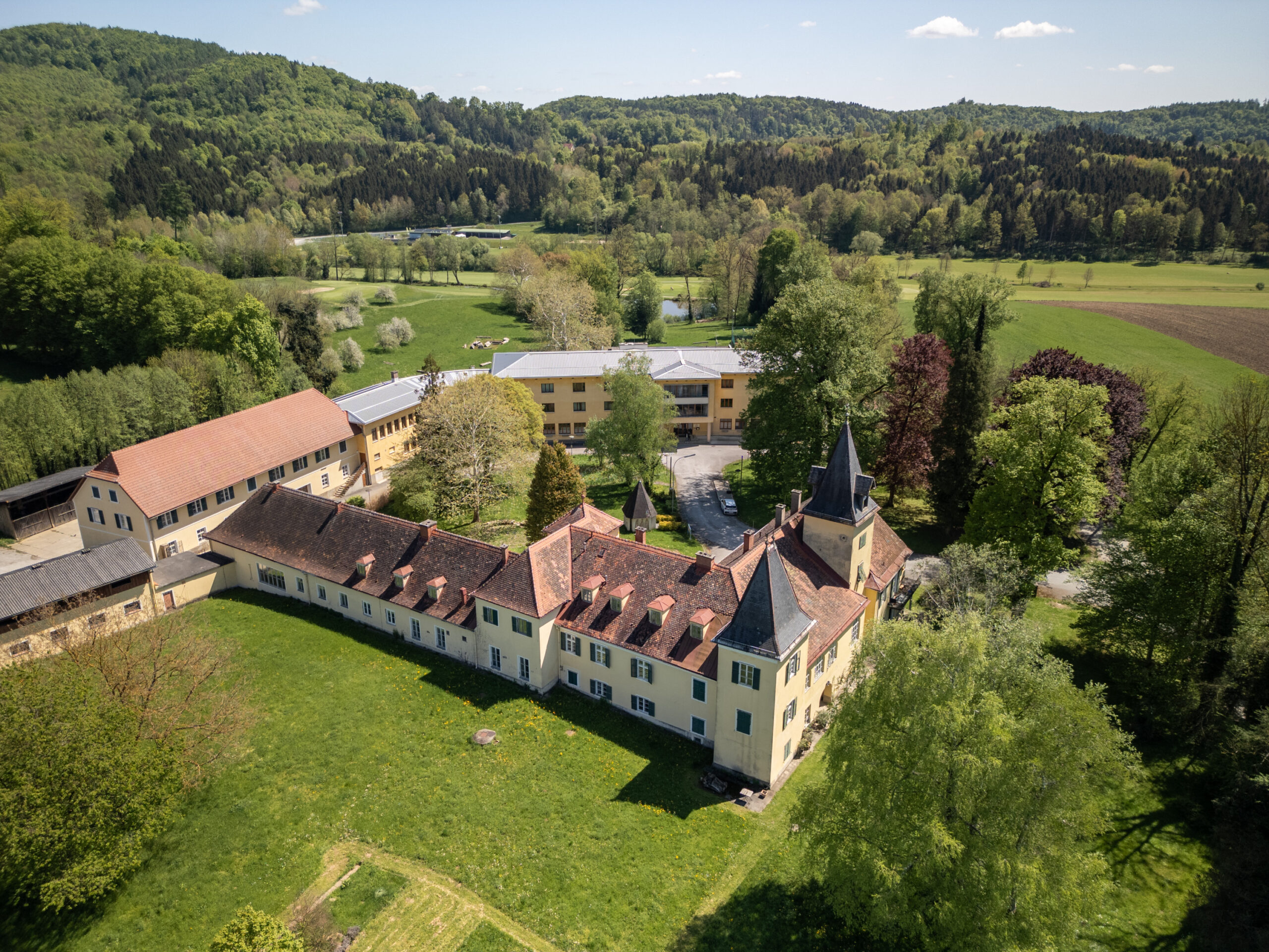 Ehemaliges Schulgebäude zu vermieten